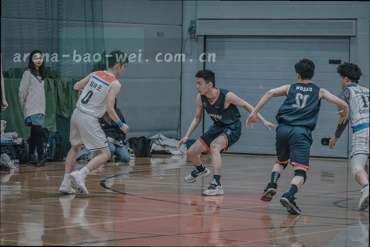 长桌与座椅的俯拍空镜，桌面摊着纸张、铅笔与分类索引卡片，画面中没有人物正面